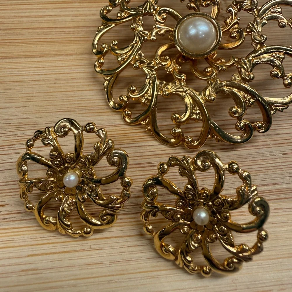 Vintage Avon Gold Tone Filigree Brooch Earrings Set Faux Pearl Coquette Old Mone